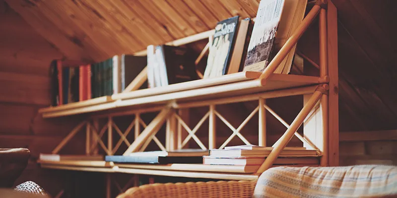 Evde küçük bir kütüphane oluşturmak için bütçe dostu kitaplık ve kitap düzeni örneği