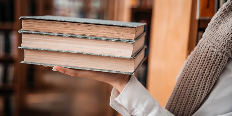 Hangi kitaplar saklanır sorusuna örnek olarak düzenlenmiş minimalist ev kütüphanesi ve seçilmiş kitap rafı