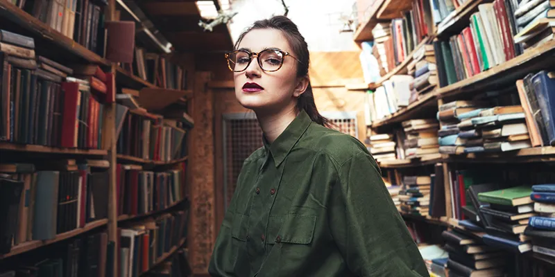 Ters Yüz Etme tekniği kullanılarak kitap eleştirisi yapan okur ve analitik okuma sürecini gösteren illüstrasyon.