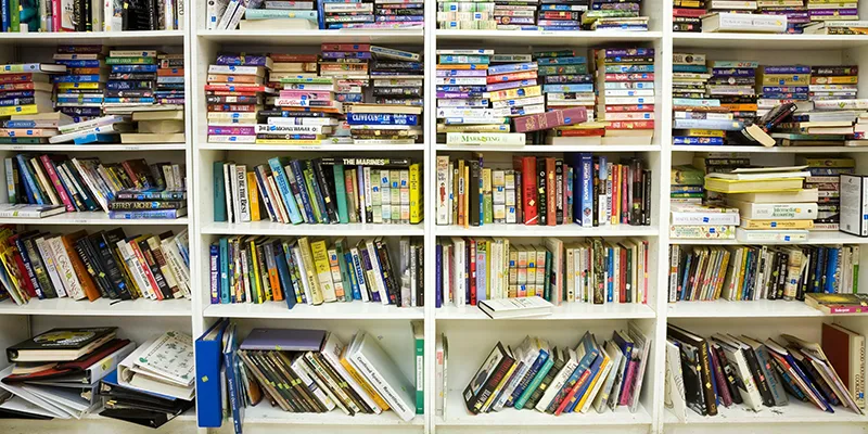 Zettelkasten Metodu ile kitap notlarını bağlantılı şekilde düzenleyen çalışma masası ve not kartları