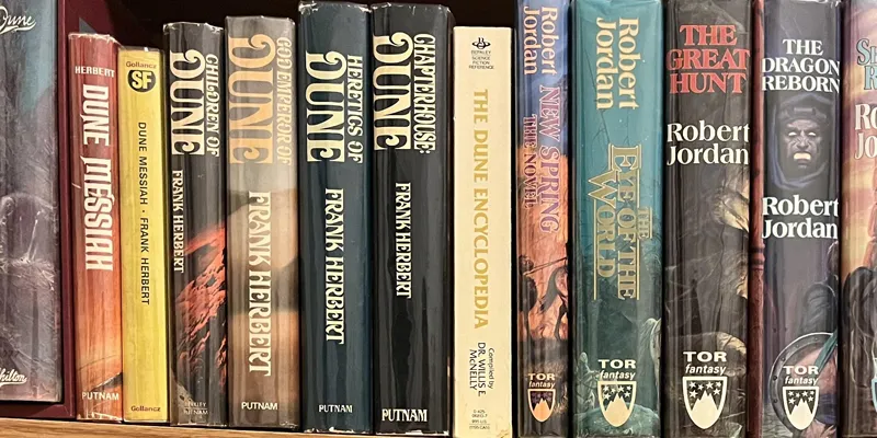 İlk baskı kitaplar ve eski kitaplardan oluşan bir kitap koleksiyonu
